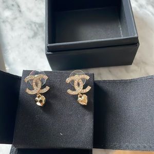 nwt Chanel heart crystal logo earring